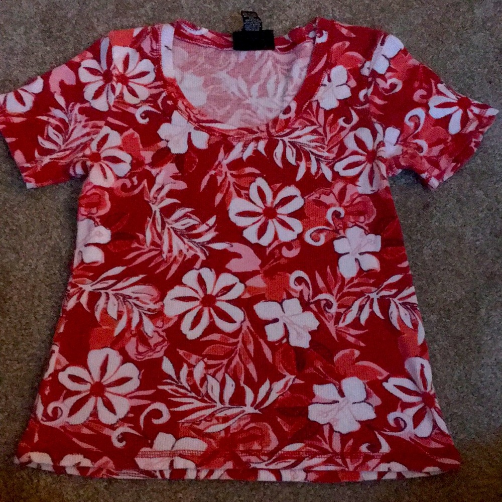 Hawaiian print red and white tee.